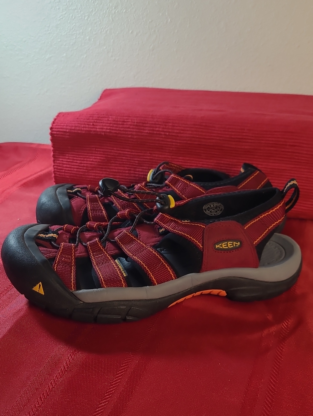 Keen Women's Newport H2 Maroon and Black Outdoor Sport Sandals Size 8.5